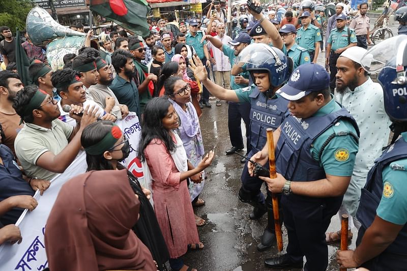 পুলিশের বাধার মুখে আজকের কর্মসূচি শেষ করার ঘোষণা দেন ঢাকা কলেজের আন্দোলনকারী শিক্ষার্থীরা